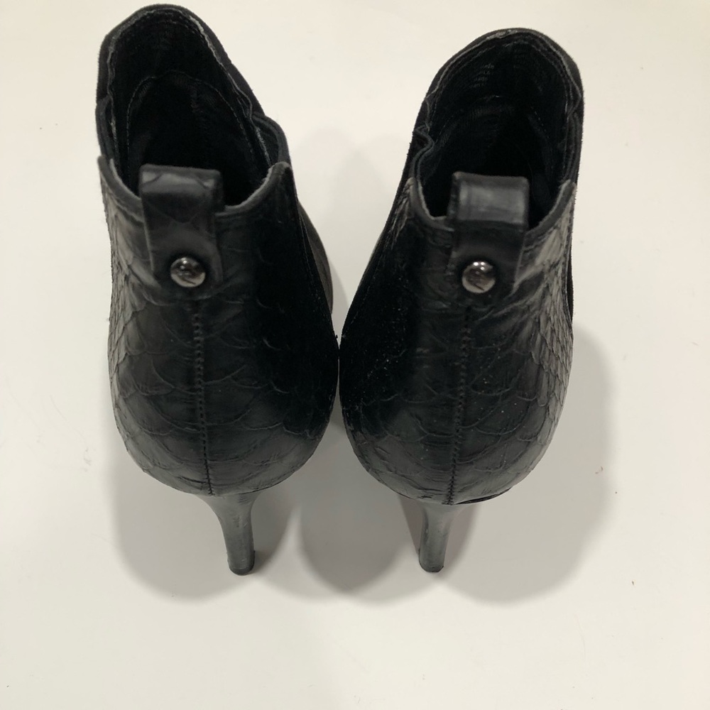 Simply Vera Black Chelsea Booties - Picture 7 of 10